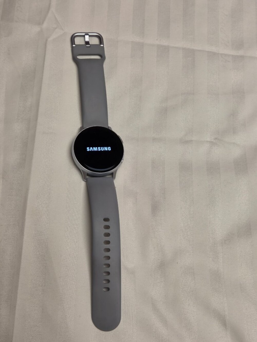 Samsung Galaxy Watch Active 2, 44mm Gray Band, charger and original box - Picture 5 of 5